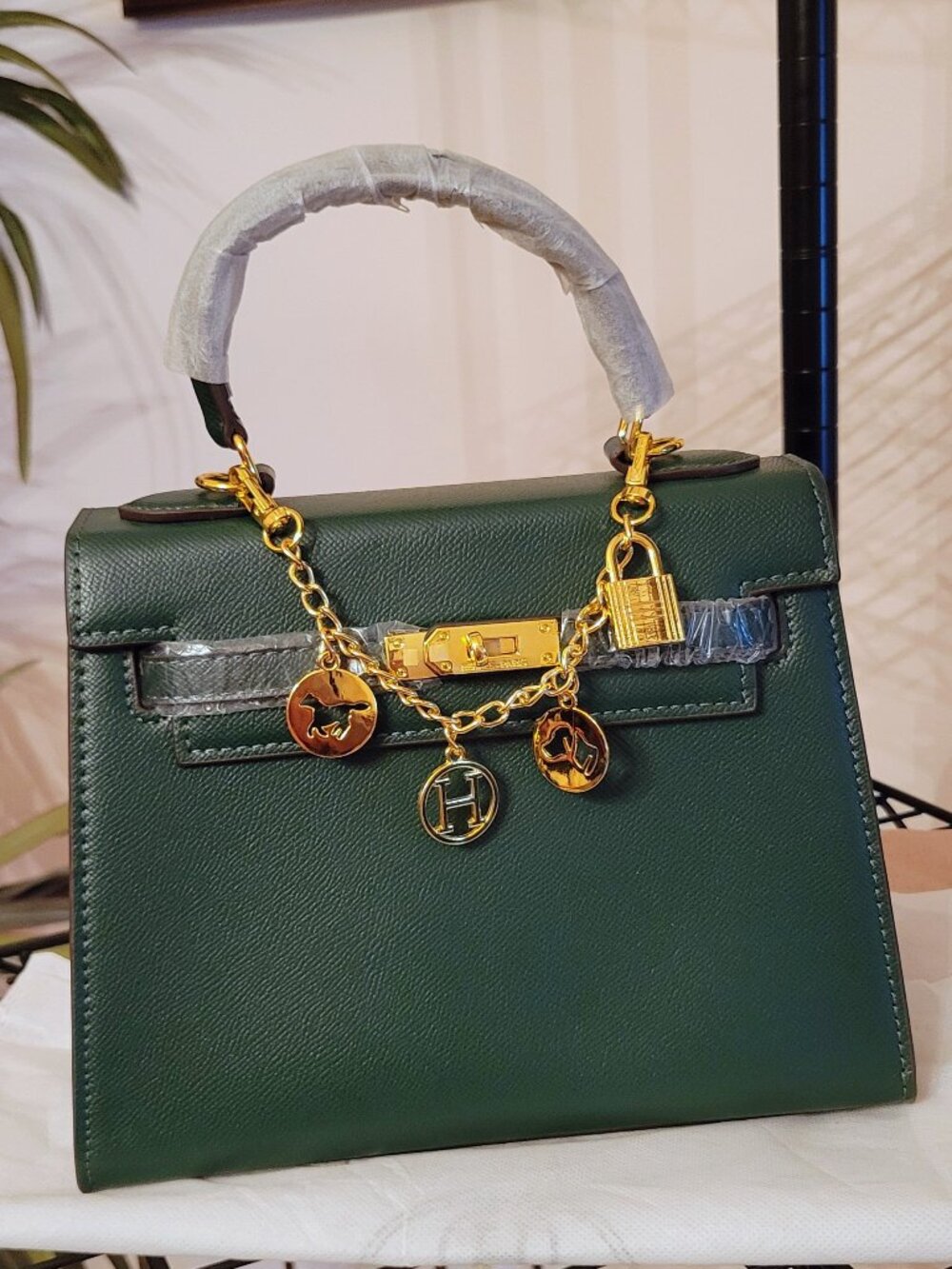 SALE **So cute classy green 25cm crossbody fashion bag.  No brand. Never used.